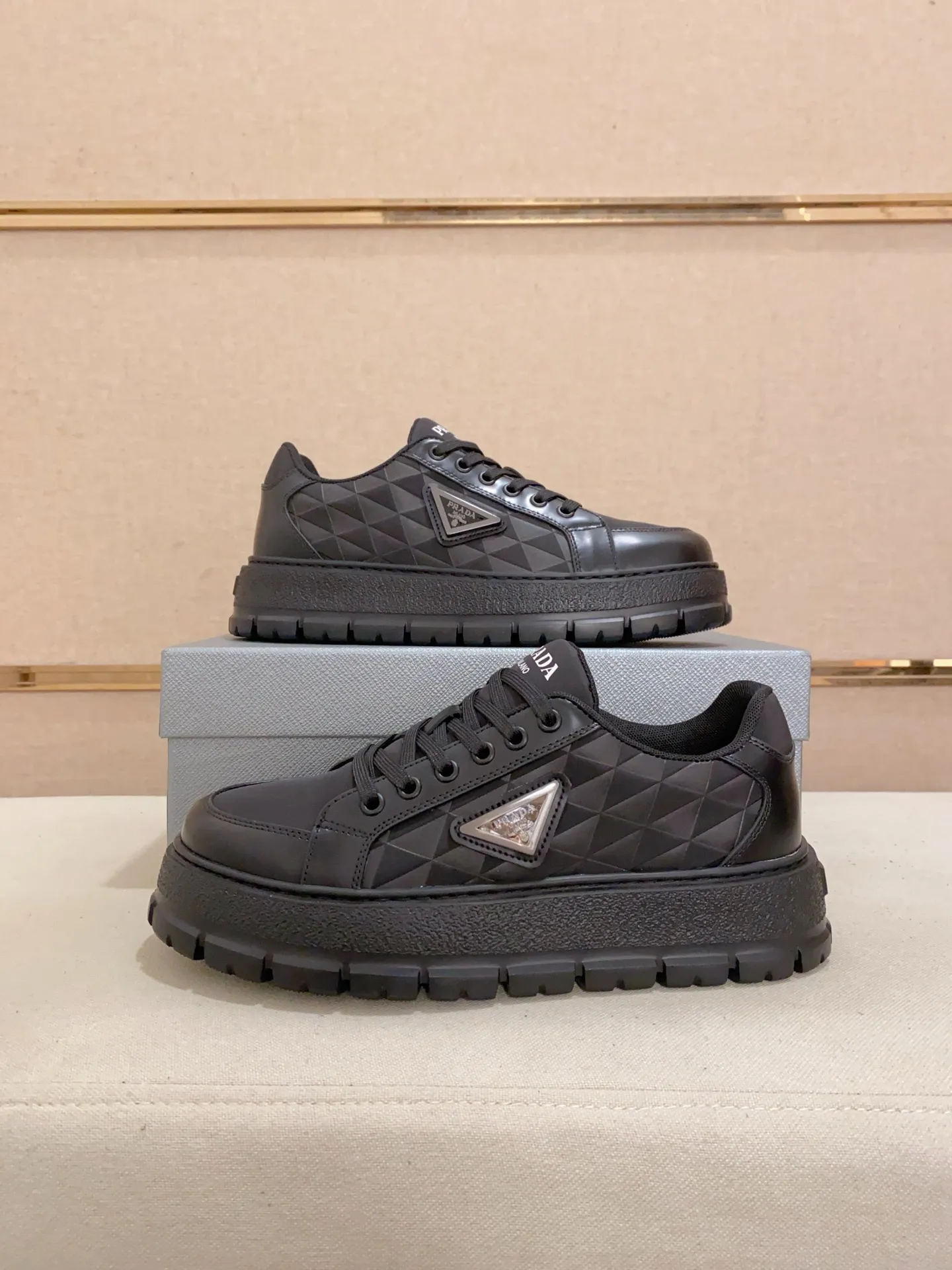 Men's shoes 💰 580💰 ✔️✔️✔️Higher version High-quality new PRADA (Prada) counters are launched simultaneously. The new men's shoes and 😘 fabrics are made of high-tech glue-spraying technology. Lining: Full cowhide lining. 👍🏿 High-end ☄️ Air-cushion molded anti-slip foam outsole, exquisite lines, simple and elegant, comfortable and high-end for leisure travel. Code number: 38 to 44 (45 can be customized and cannot be returned or exchanged)